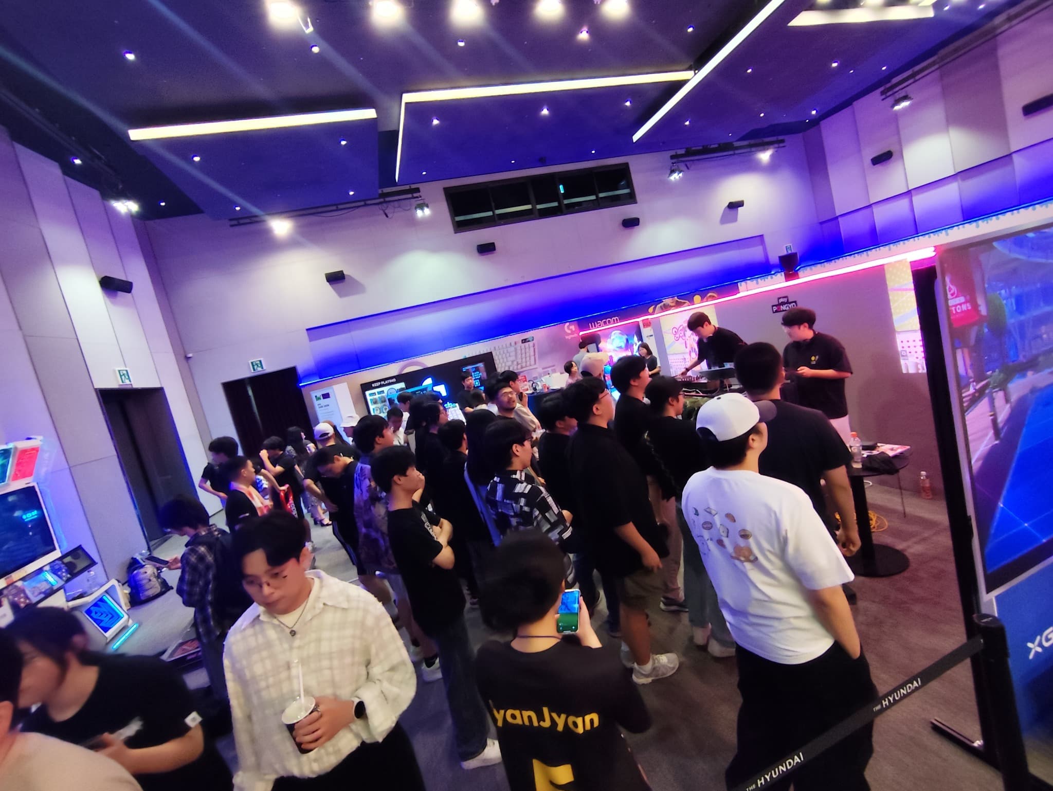 서브컬처 행사 현장에서 DJ 프로그램을 관람하는 관객