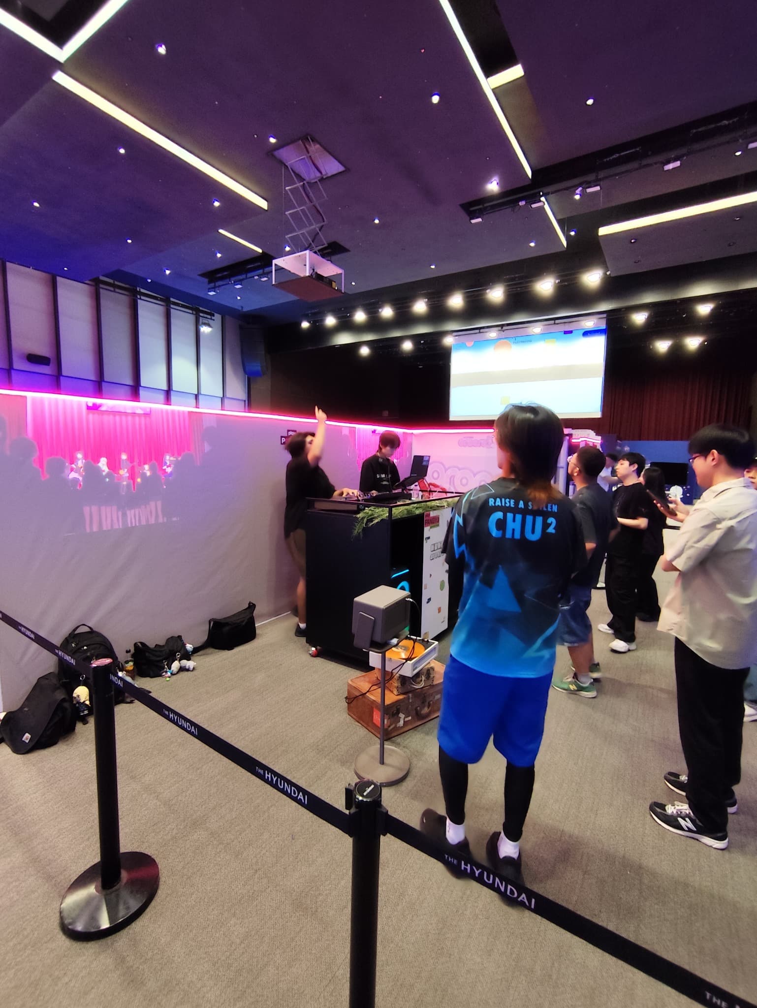 DJ 부스 앞에 모인 관객