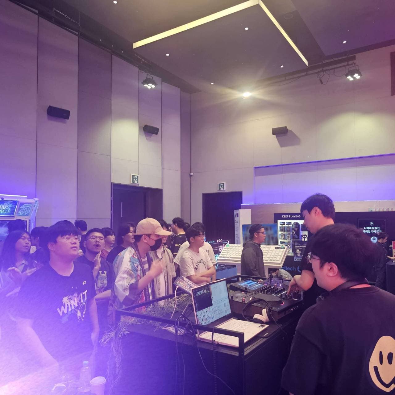 관객 가까이에서 진행 중인 DJ 프로그램