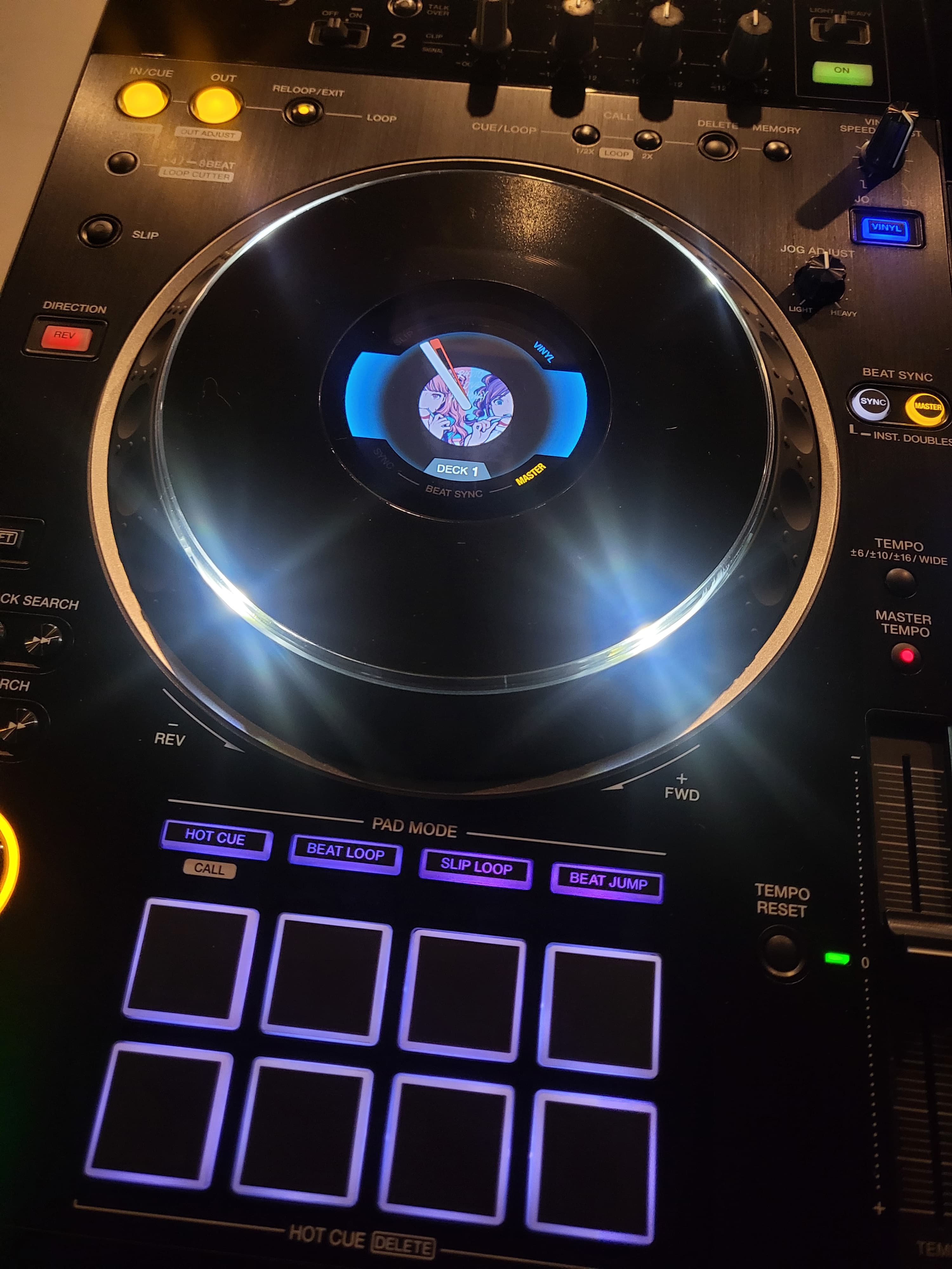 애니메이션 캐릭터가 표시된 DJ 데크 화면