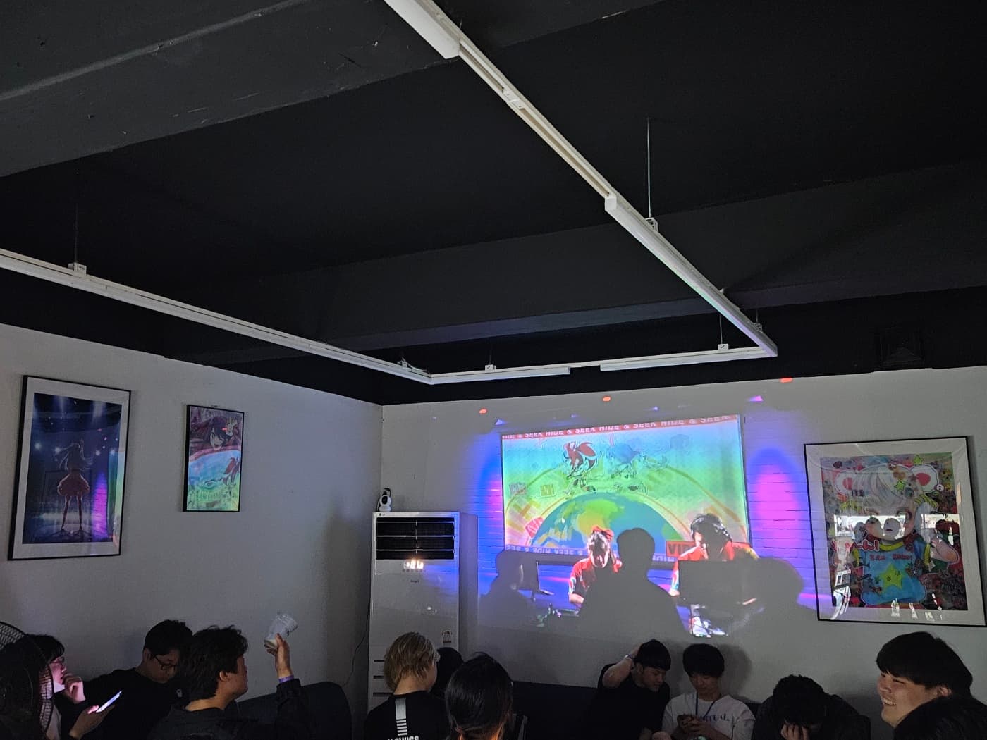 애니메이션 상영 화면과 관람 중인 관객